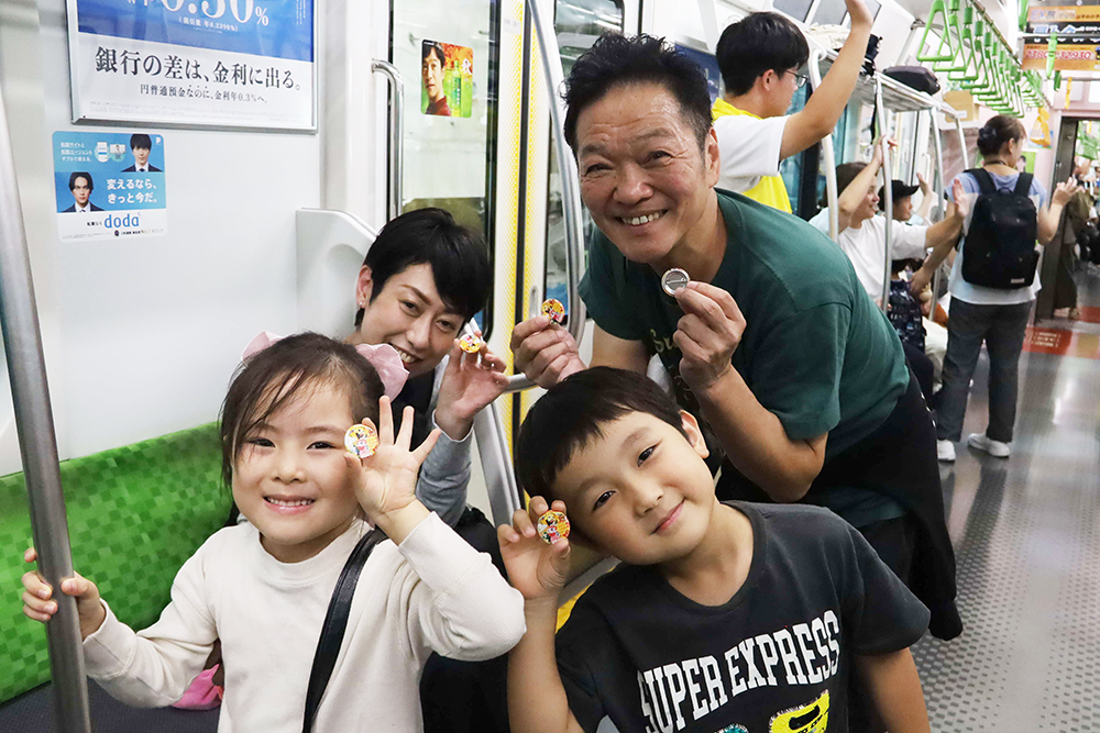 缶バッジを配る山口勝平さんの画像