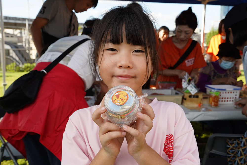 景品を持っている女の子の写真