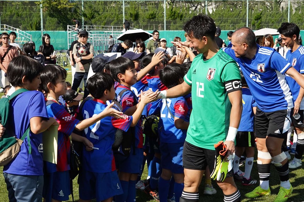 試合後のハイタッチの写真