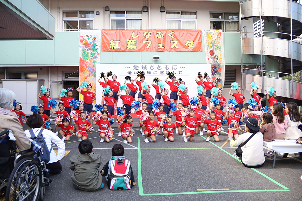 チアダンスのする子どもの画像