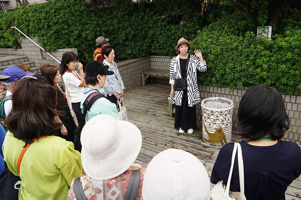 フカザワさんの自作と解説風景