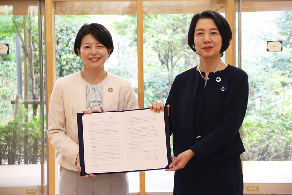 森澤区長と東京ガス担当者で記念撮影するアップの画像