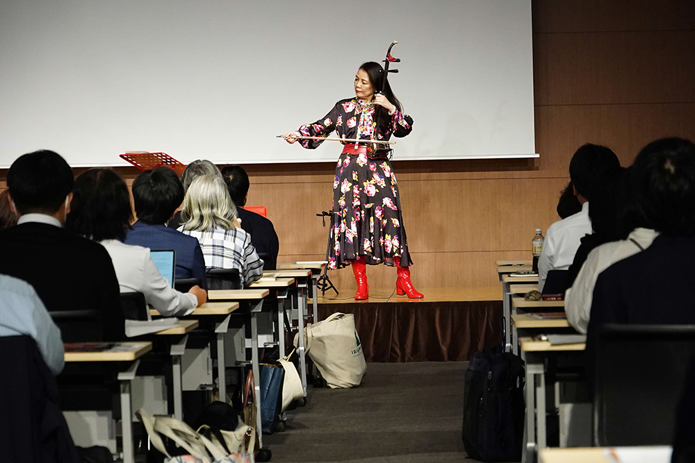 ウェイウェイ・ウーさんによる二胡演奏画像