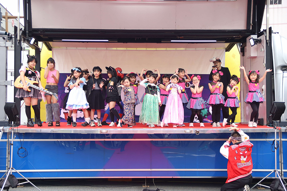 ファッションショーに参加した子どもたちの画像