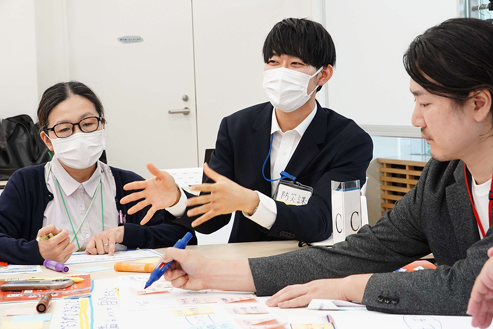 職員が説明している写真