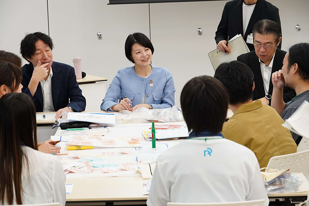 森澤区長や副区長がワークショップしている写真