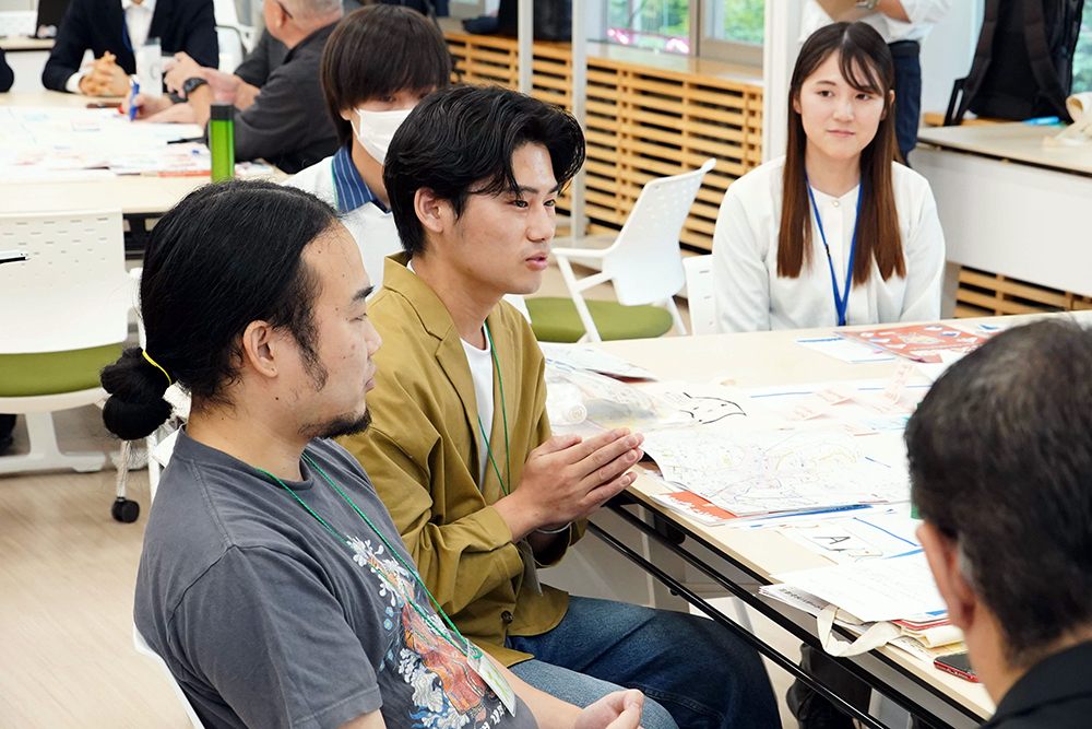 意見を出し合っている写真