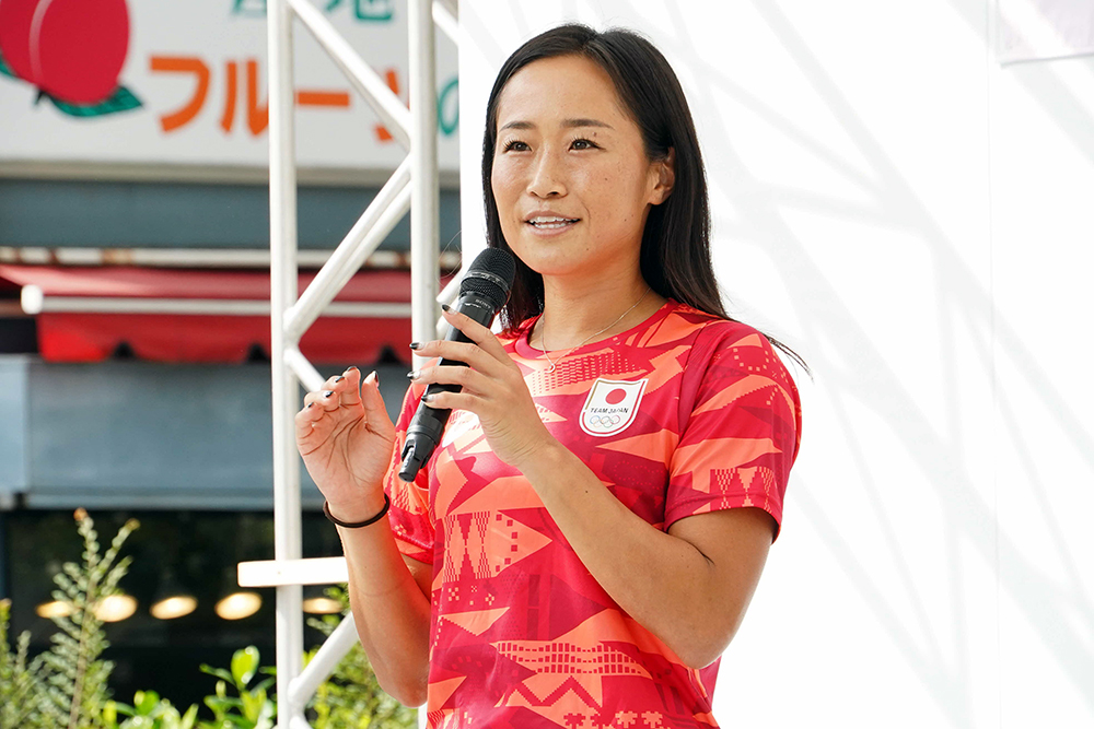及川栞選手が挨拶している写真