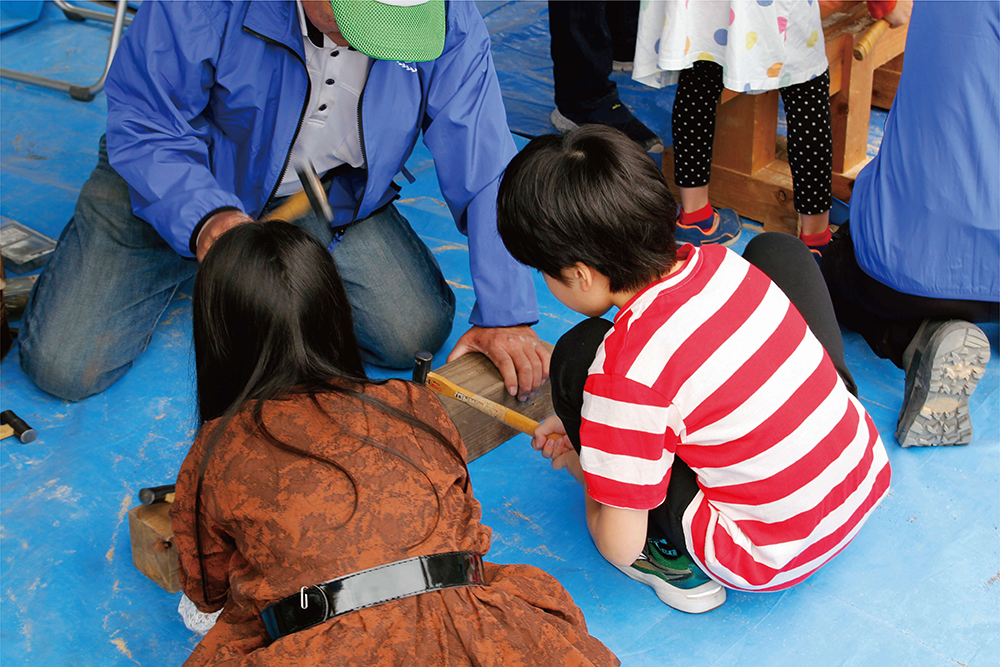 子どもがくぎ打ちをしている写真