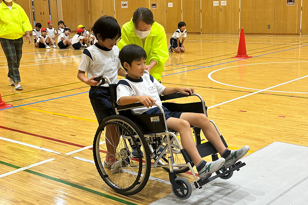 子どもたちが車椅子の体験をしている写真
