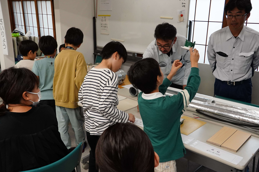 器具を触っている様子の写真