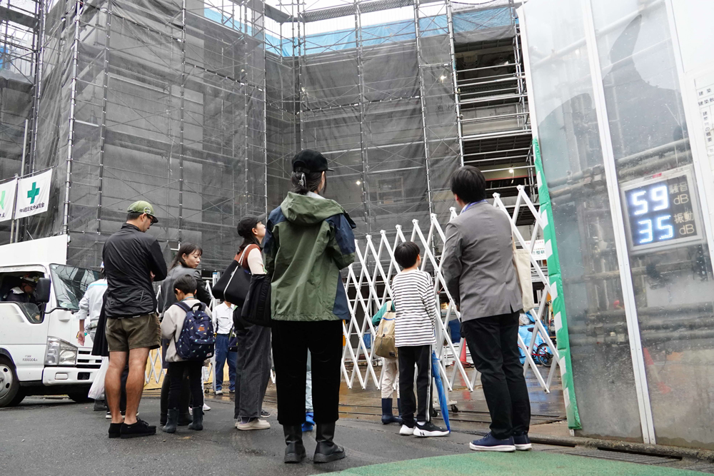 建物を見学している様子の写真