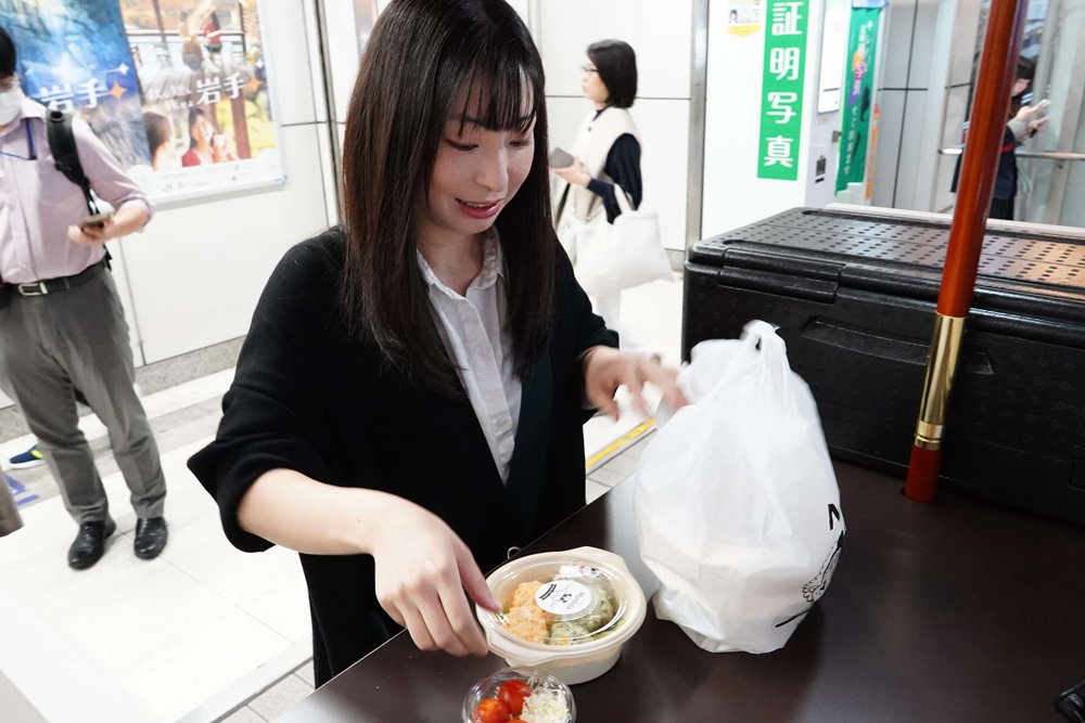 詰めている様子の写真