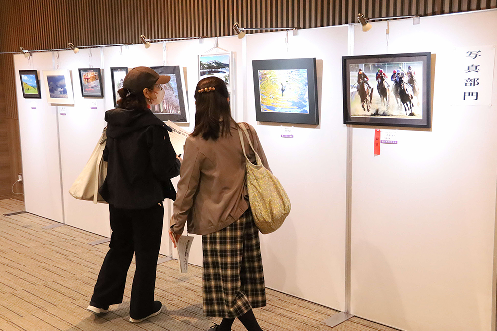 見学する人の画像
