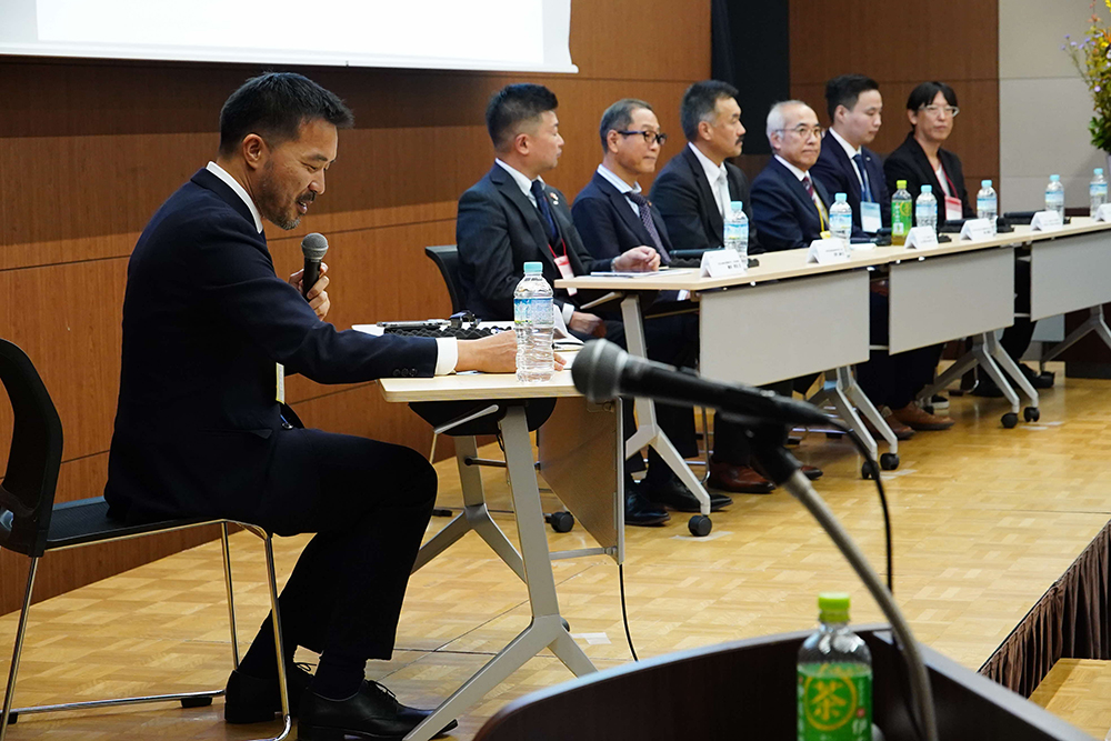 司会者が話している写真