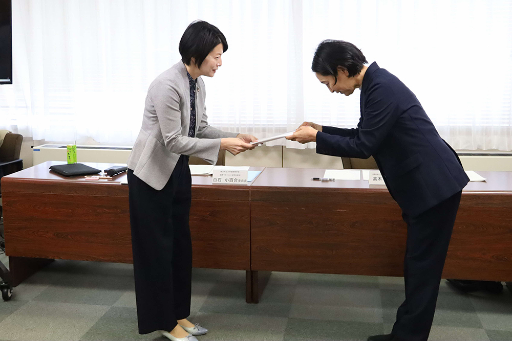 提言書の手交式の画像