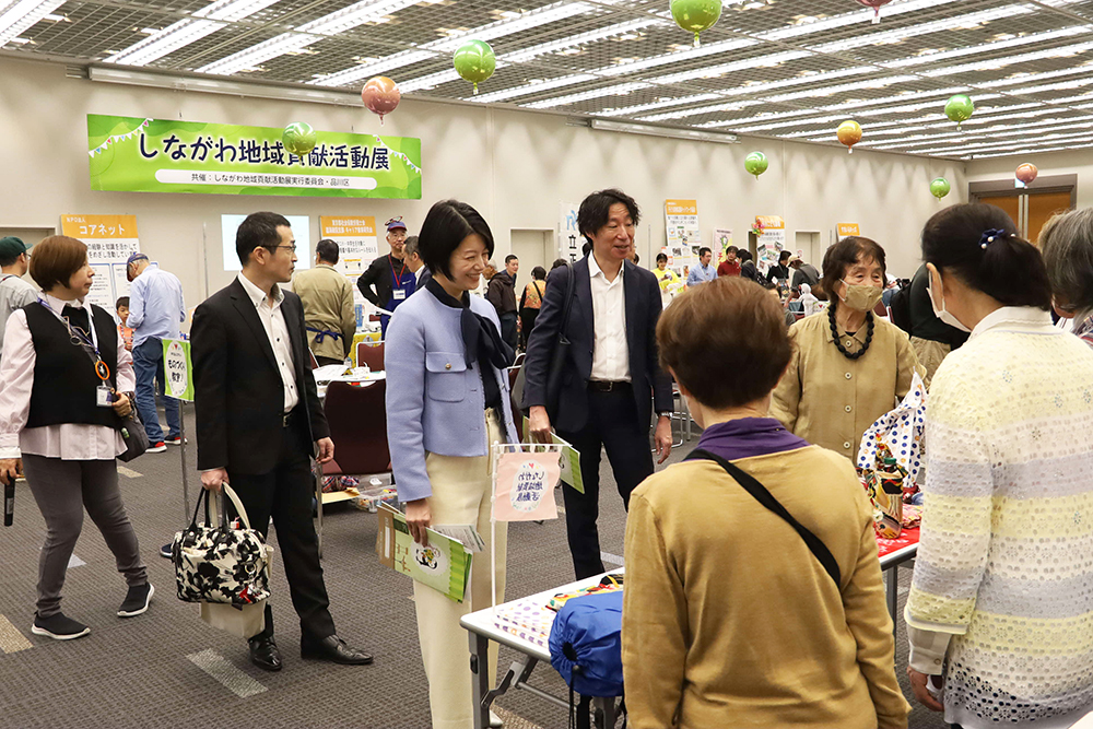 出展者と交流する森澤区長の画像