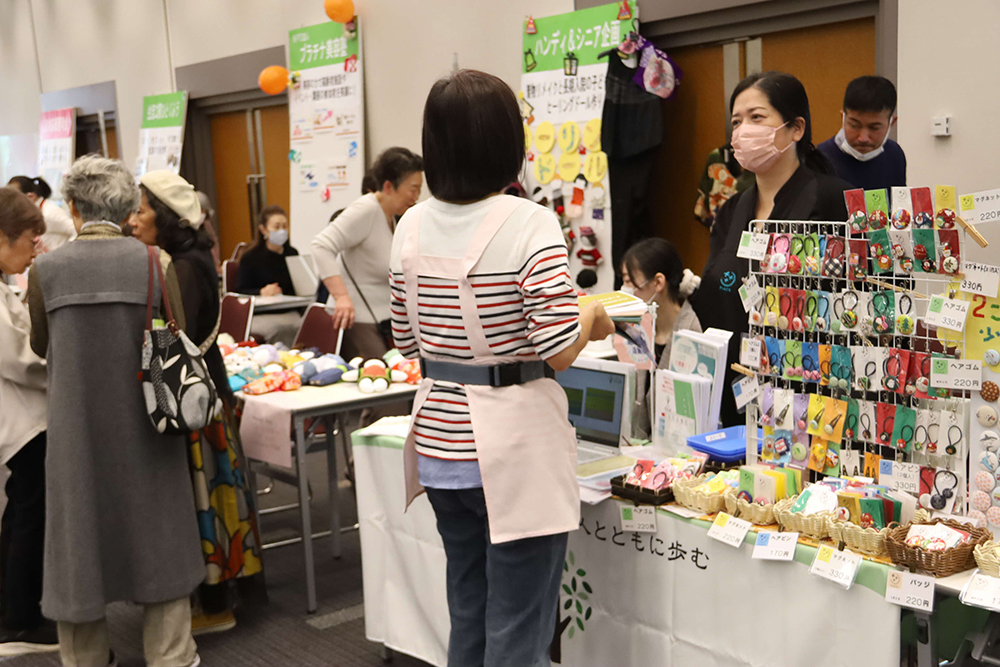 出展者と訪れた方の画像