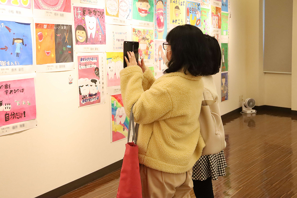 作品を見学する親子の画像