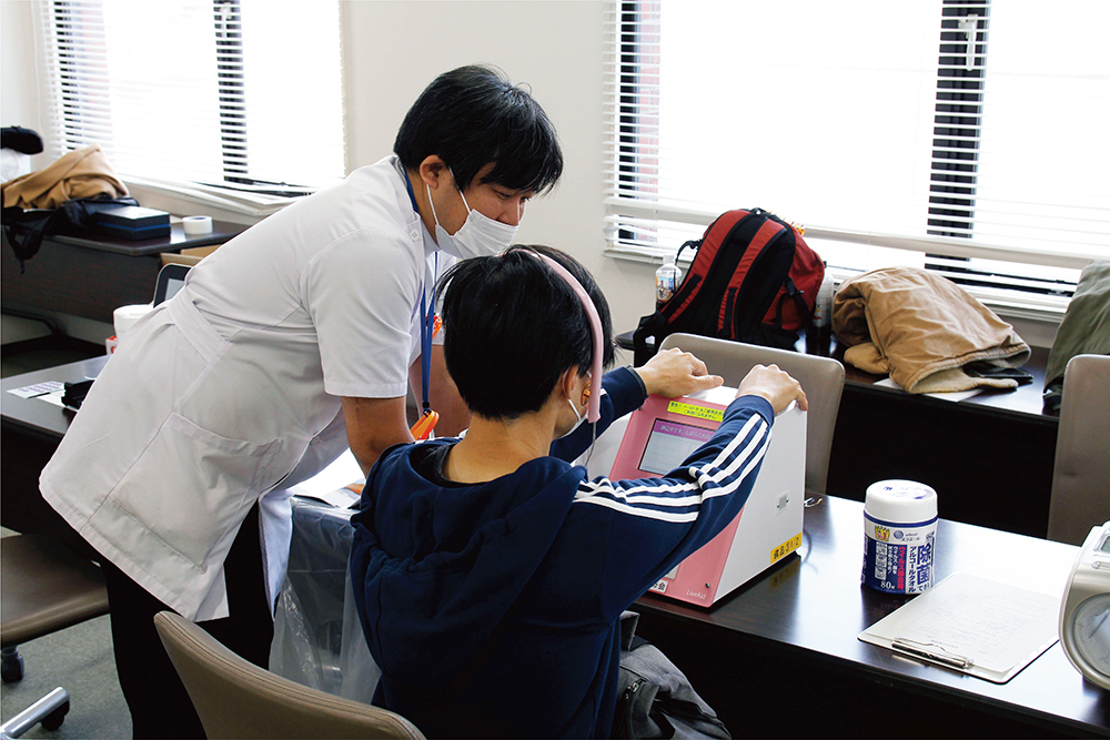 肌年齢測定の様子