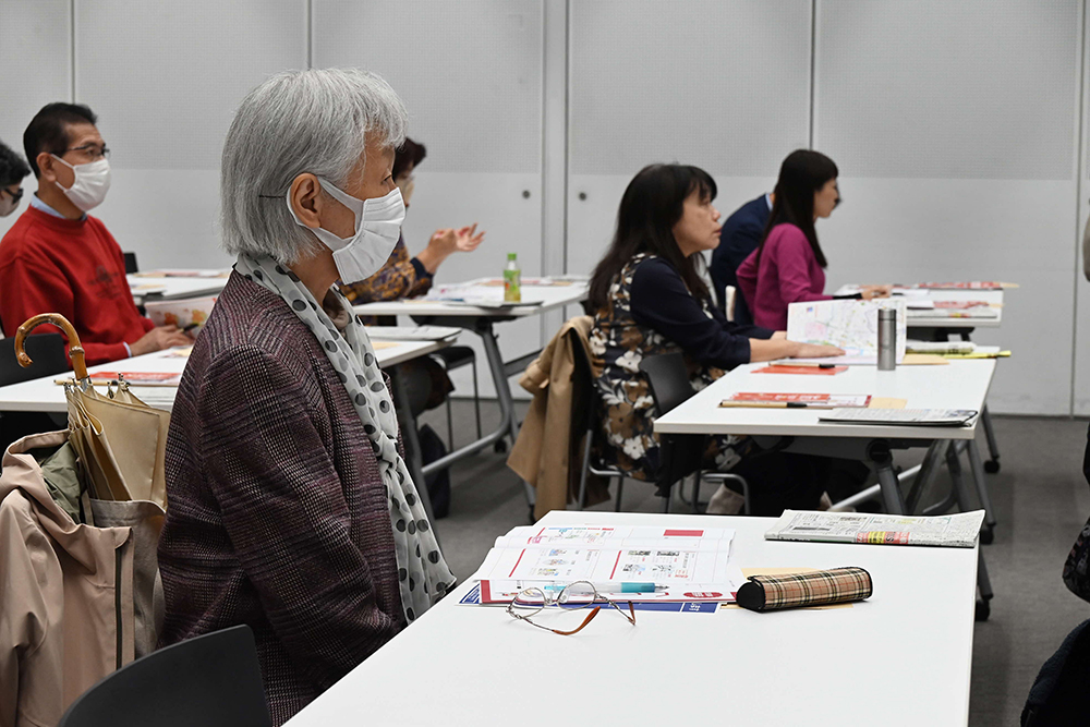 防災講座を聞き入る受講者の様子