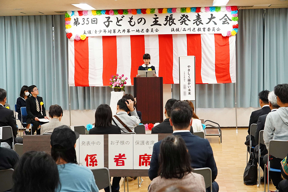 子どもが発表している写真