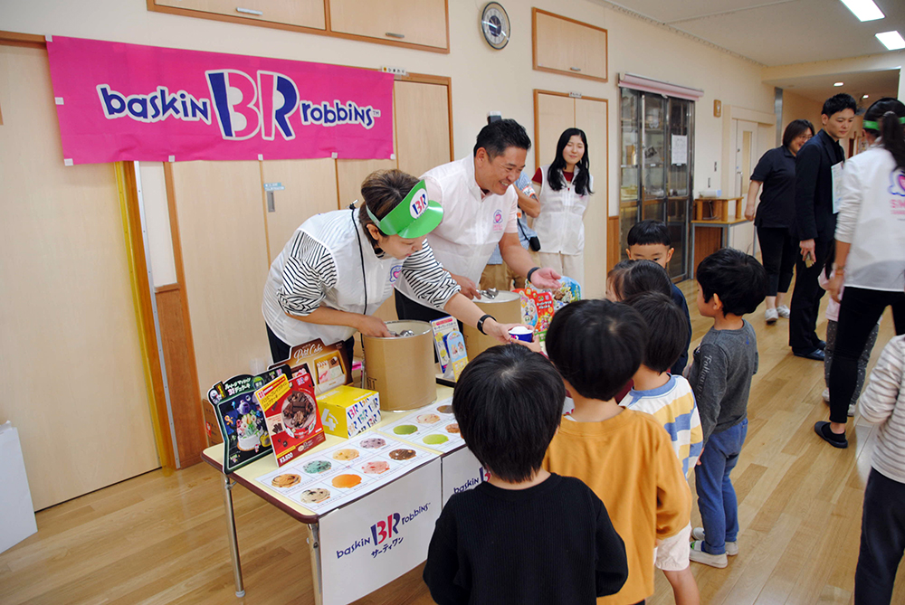 アイスクリーム屋さんに近寄る子どもたちの写真