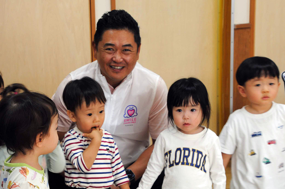 子どもたちと記念撮影している写真