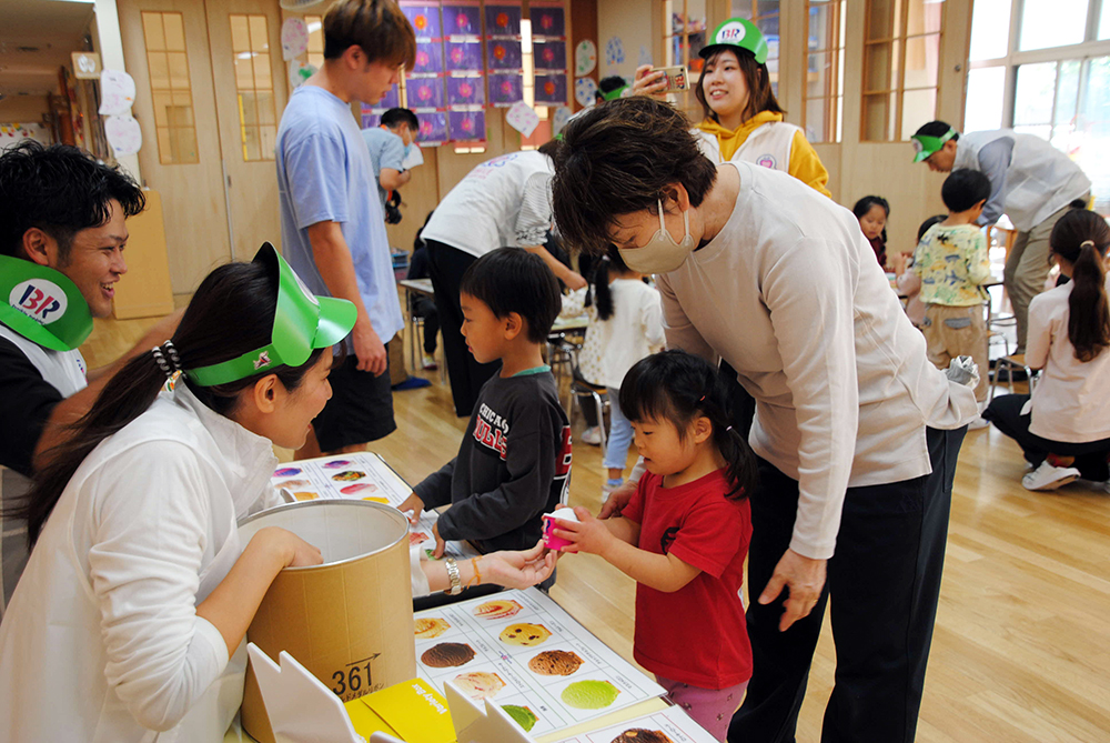 子どもがアイスクリームを受け取っている写真
