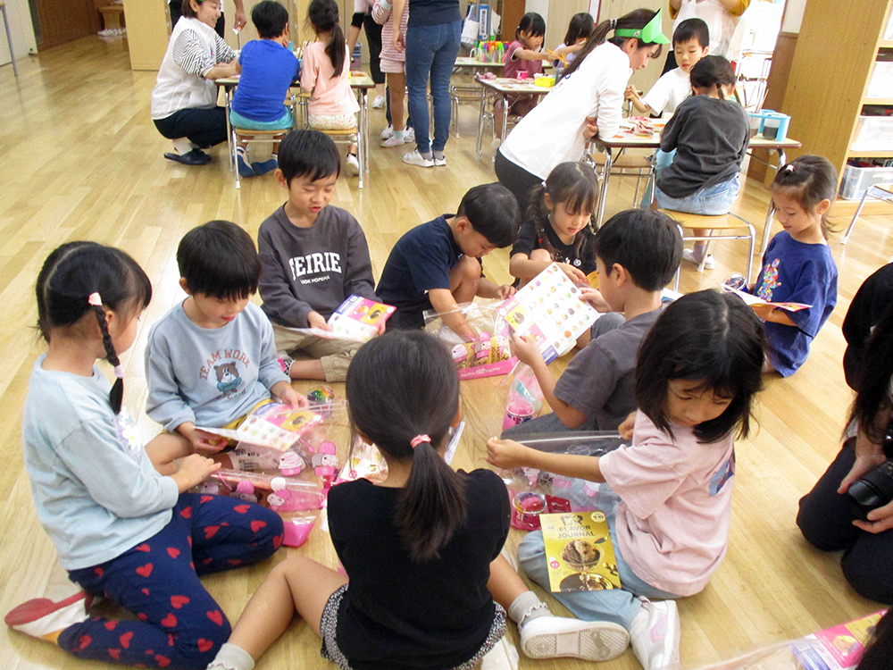 子どもたちがアイスクリームの冊子を見ている写真