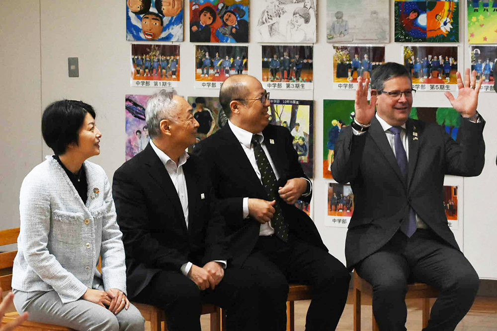 コーサ会長、理事長、校長、区長の写真