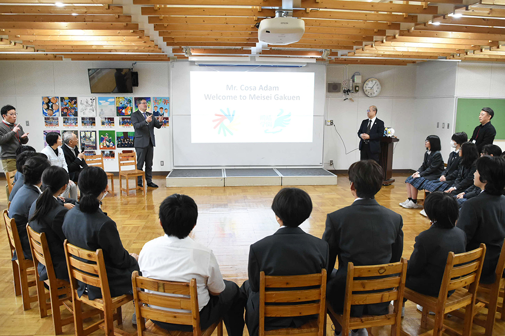 コーサ会長の自己紹介を見入る生徒たち