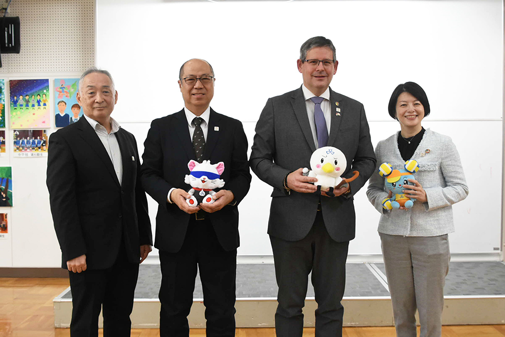 コーサ会長、理事長、校長、区長の集合写真