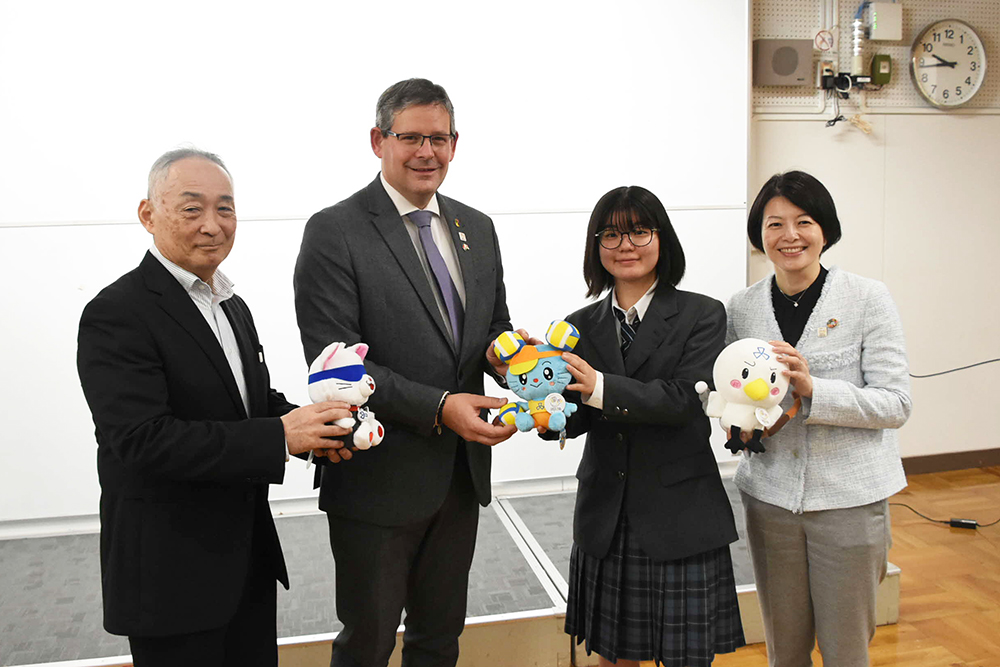 コーサ会長、校長、生徒会長、森澤区長の集合写真