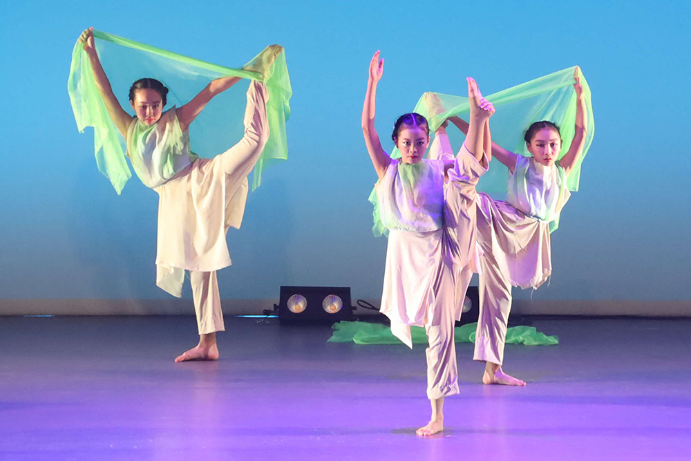 バレエを踊る子どもの画像