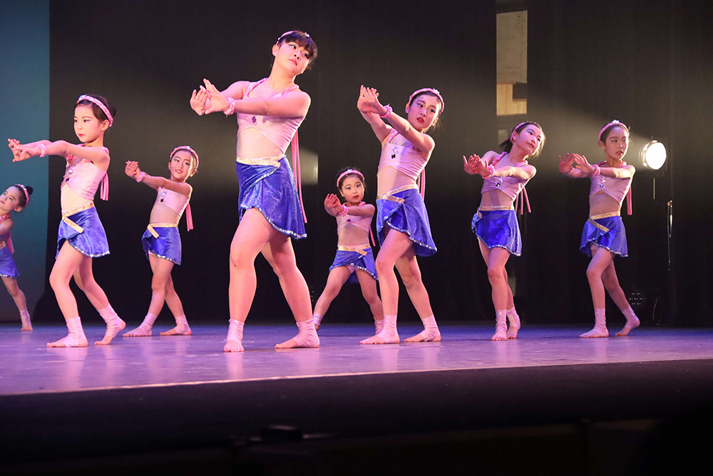 バレエを踊る子どもの画像