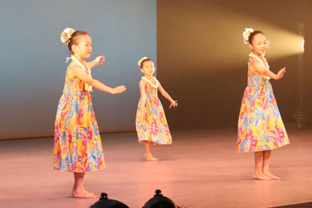 フラダンスを踊る子どもの画像