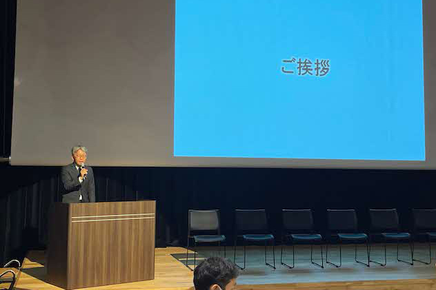 副区長があいさつしている様子の写真