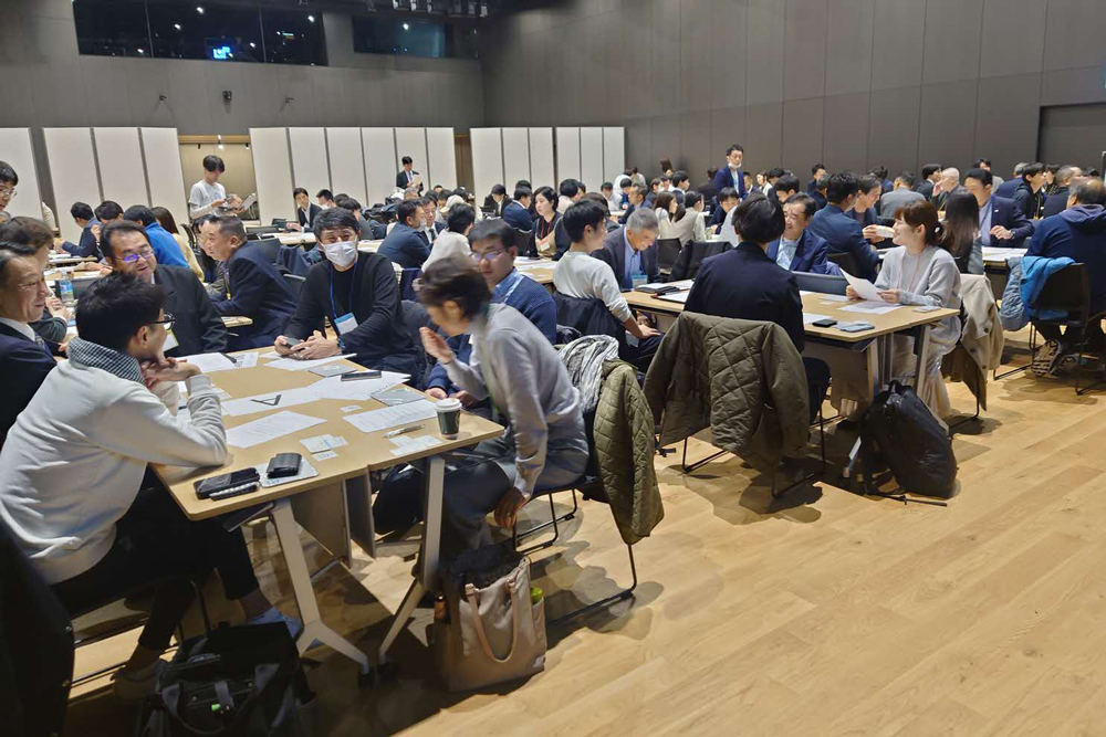 参加者が話し合っている様子の写真