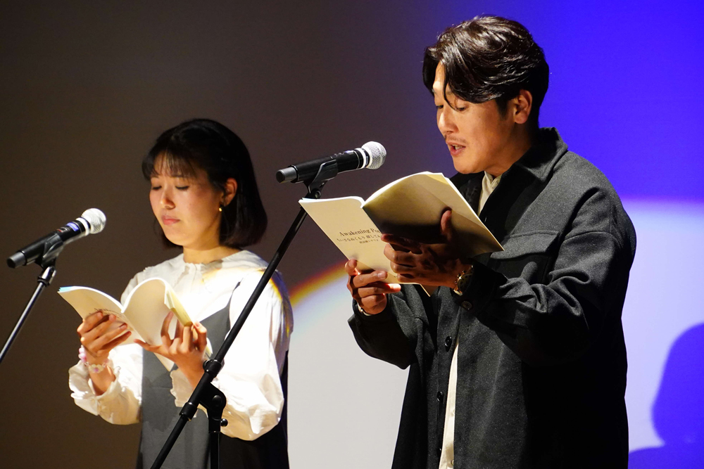 朗読している声優の写真