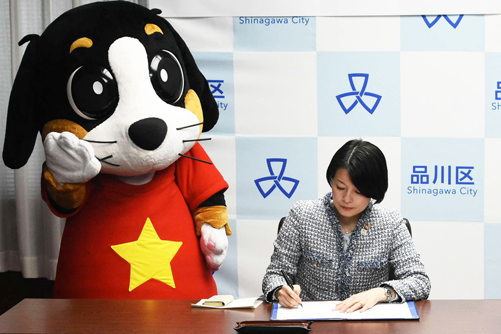 署名をする森澤区長の画像