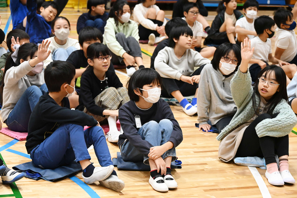 講師の話を聞いている様子の写真