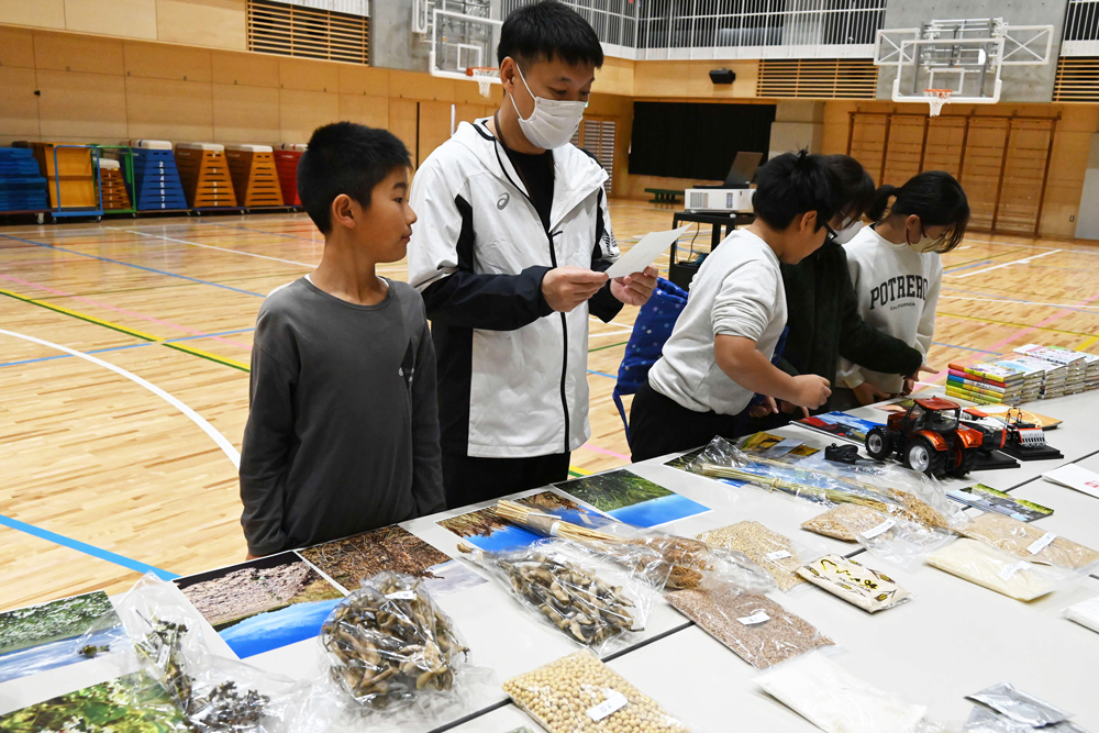 展示されている米を見ている様子の写真