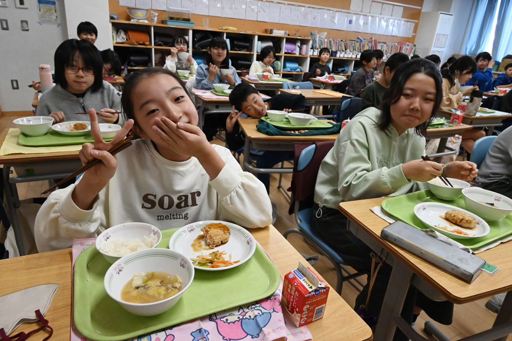 給食を美味しく食べている様子の写真