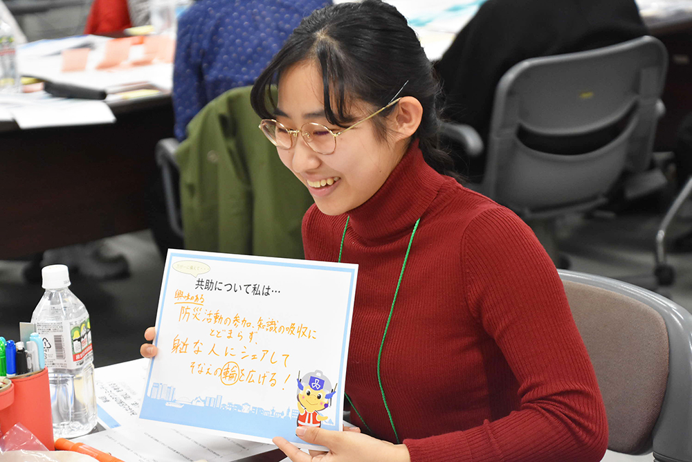 宣言カードを持って発表する参加者の画像