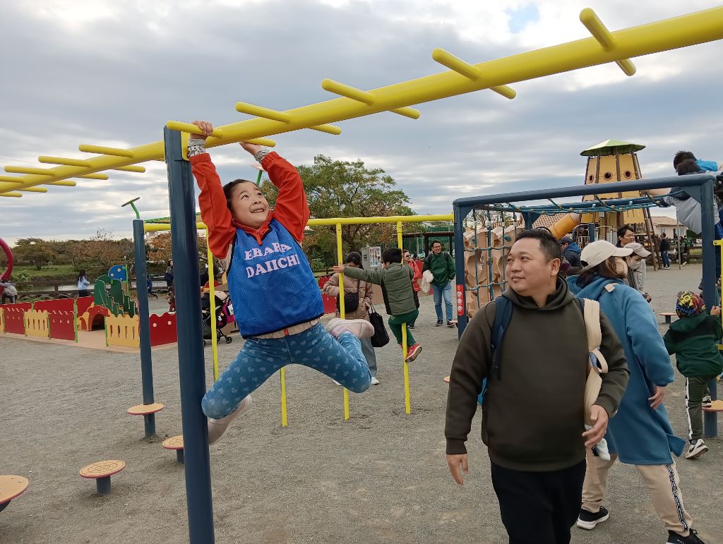 遊具を楽しんでいる親子の画像