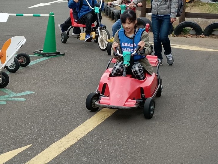 おもしろ自転車を楽しんでいる女の子の画像