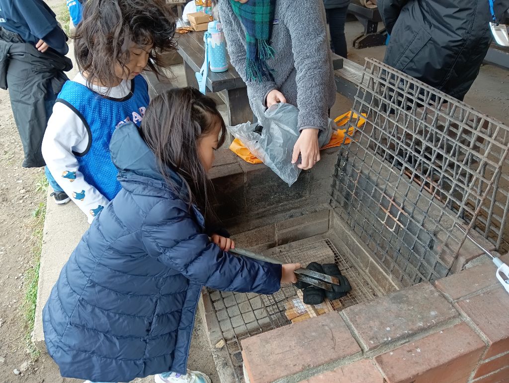 炭を並べている女の子の画像