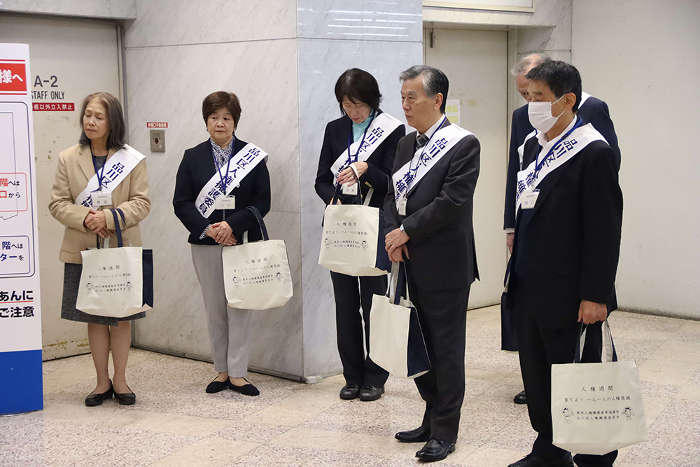 話を聞く人権擁護委員の画像