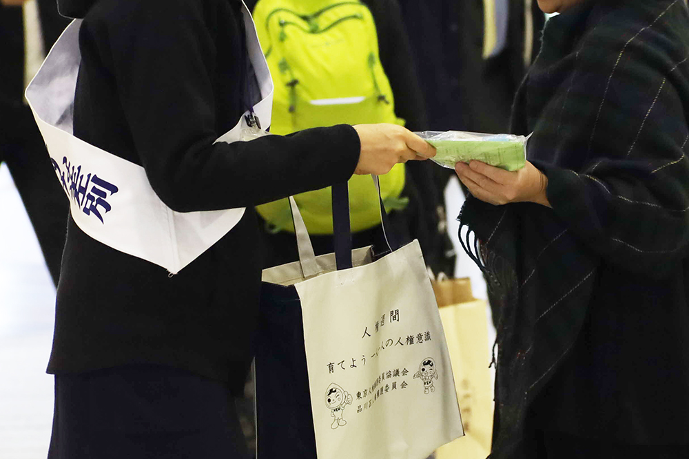 啓発グッズを手渡す委員の画像